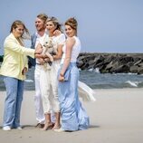 Guillermo Alejandro y Máxima de Holanda, sus hijas Amalia, Alexia y Ariane y su perro Mambo en su posado de verano en la playa