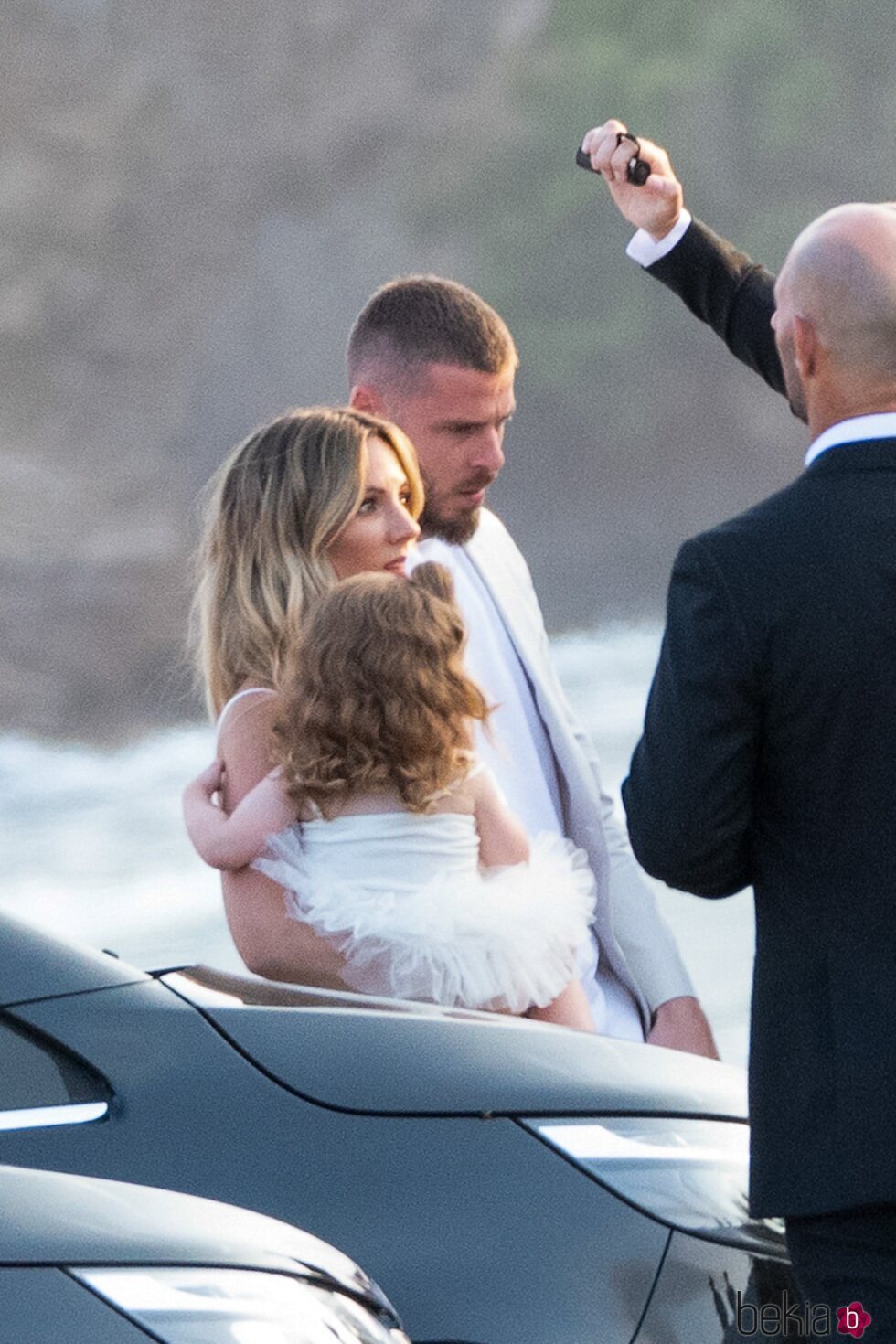 Edurne y David de Gea con su hija en su preboda en Menorca