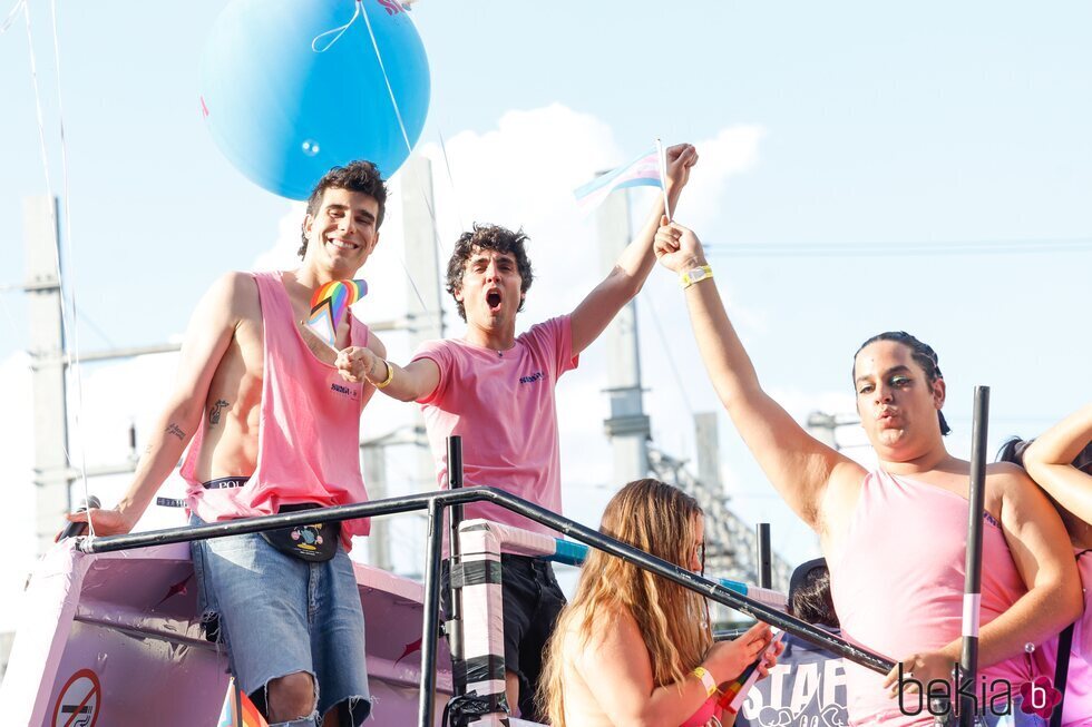 Javier Calvo y Javier Ambrossi en el Orgullo LGTBIQ+ 2023 en Madrid