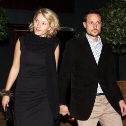 Haakon y Mette-Marit de Noruega en una fiesta en Londres cuando eran jóvenes