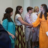 La Princesa Leonor y la Infanta Sofía saludando en una reunión de trabajo antes de los Princesa de Girona 2023