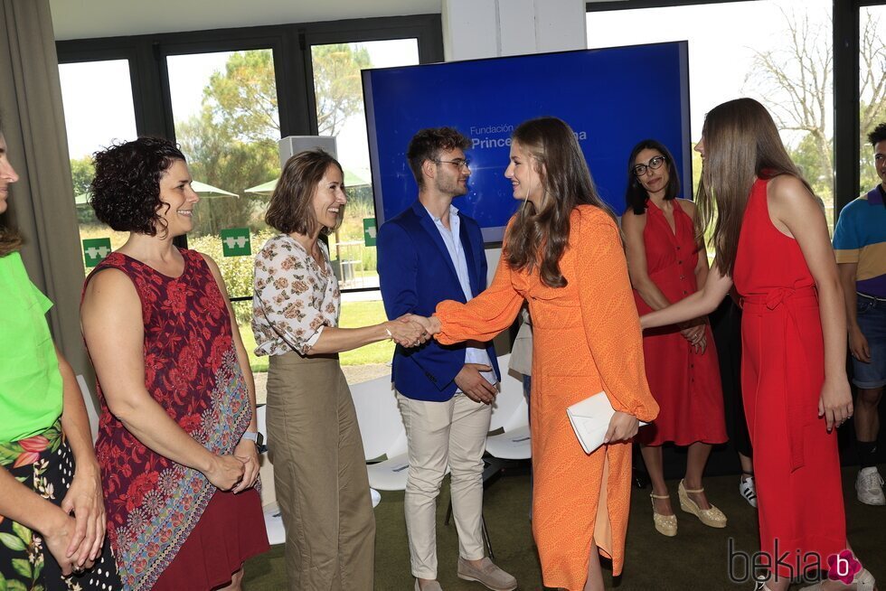 La Princesa Leonor y la Infanta Sofía en los saludos antes de una reunión previa a los Premios Princesa de Girona 2023