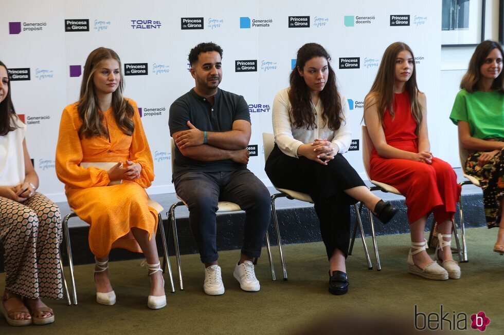 La Princesa Leonor y la Infanta Sofía en una reunión previa a los Premios Princesa de Girona 2023