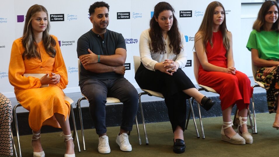 La Princesa Leonor y la Infanta Sofía en una reunión previa a los Premios Princesa de Girona 2023