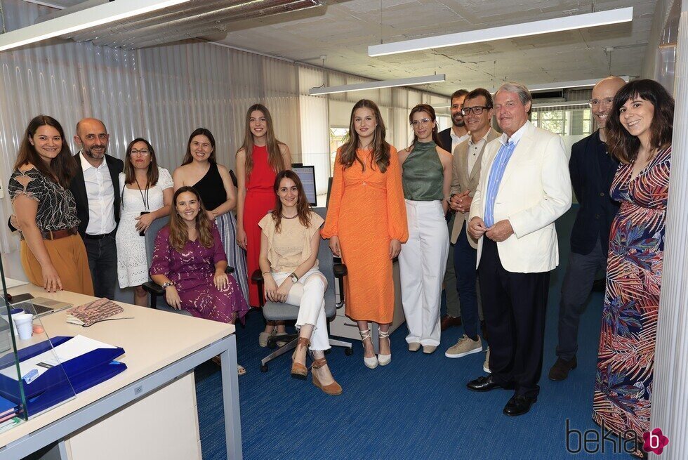 La Princesa Leonor y la Infanta Sofía con miembros de la Fundación Princesa de Girona