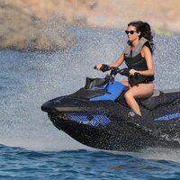 Victoria Federica surcando el mar en una moto acuática en Ibiza