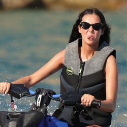 Victoria Federica sacando la lengua desde una moto acuática en Ibiza