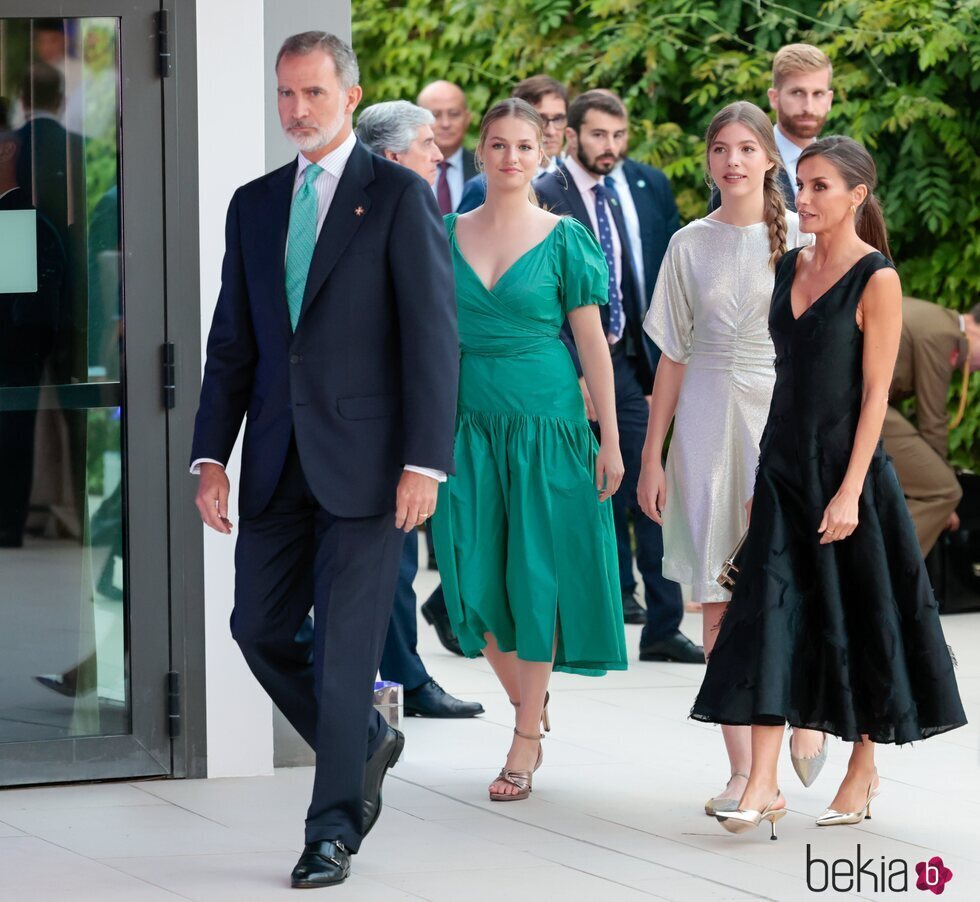 Los Reyes, la Princesa Leonor y la Infanta Sofía en su llegada a los Premios Princesa de Girona