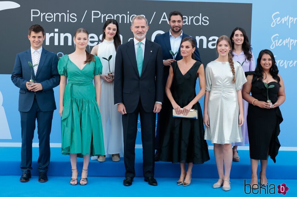 La Familia Real posa con los galardonados del Premios Princesa de Girona 2023