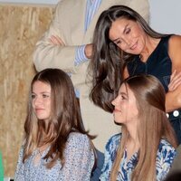 La Reina Letizia mira orgullosa a la Infanta Sofía en el taller-concierto de AmplificARTE