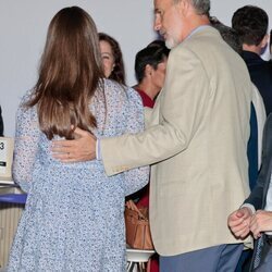 El Rey Felipe VI tiene un gesto cariñoso con la Princesa Leonor en el taller-concierto de AmplificARTE