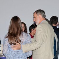 El Rey Felipe VI tiene un gesto cariñoso con la Princesa Leonor en el taller-concierto de AmplificARTE