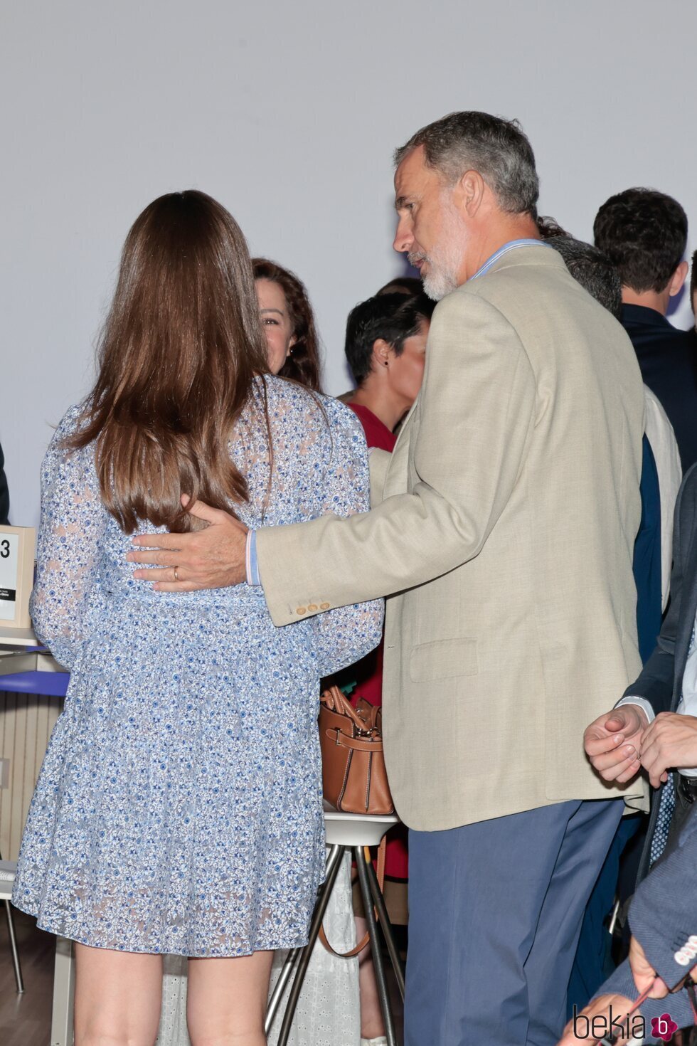 El Rey Felipe VI tiene un gesto cariñoso con la Princesa Leonor en el taller-concierto de AmplificARTE