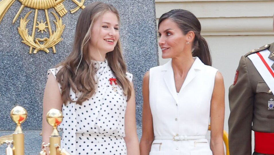 La Reina Letizia y la Princesa Leonor, muy cómplices en la entrega de Despachos en la Academia de Zaragoza