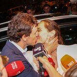 Tamara Falcó e Íñigo Onieva besándose en su fiesta preboda