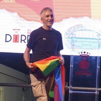 Fernando Grande-Marlaska con una bandera LGTBI en el Orgullo LGTBIQ+ de Chiclana de la Frontera