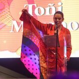 Toñi Moreno con una bandera LGTBI en el Pregón del Orgullo LGTBIQ+ de Chiclana de la Frontera