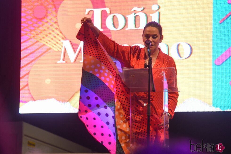 Toñi Moreno con una bandera LGTBI en el Pregón del Orgullo LGTBIQ+ de Chiclana de la Frontera