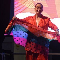 Toñi Moreno con una bandera LGTBI en el Orgullo LGTBIQ+ de Chiclana de la Frontera