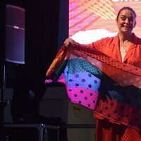 Toñi Moreno con una bandera LGTBI en el Orgullo LGTBIQ+ de Chiclana de la Frontera