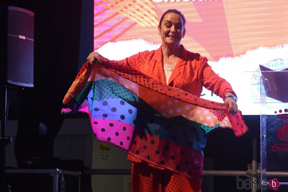 Toñi Moreno con una bandera LGTBI en el Orgullo LGTBIQ+ de Chiclana de la Frontera