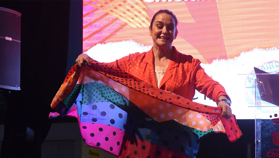 Toñi Moreno con una bandera LGTBI en el Orgullo LGTBIQ+ de Chiclana de la Frontera