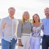 Haakon y Mette-Marit de Noruega y sus hijos Ingrid Alexandra y Sverre Magnus en sus vacaciones en el norte de Noruega