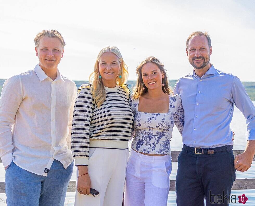 Haakon y Mette-Marit de Noruega y sus hijos Ingrid Alexandra y Sverre Magnus en sus vacaciones en el norte de Noruega