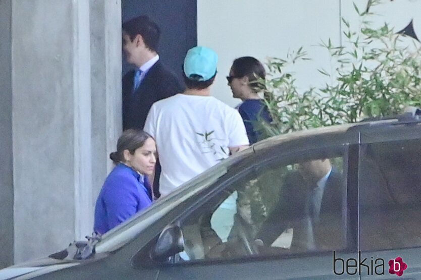 Tamara Falcó e Íñigo Onieva entrando en el aeropuerto para su luna de miel