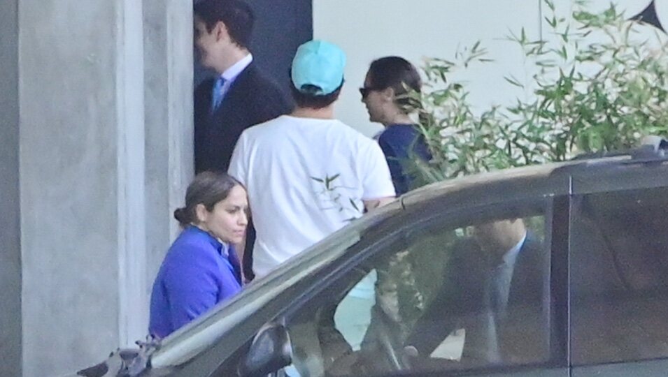 Tamara Falcó e Íñigo Onieva entrando en el aeropuerto para su luna de miel