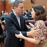 Juan Lobato, muy atento con Isabel Díaz Ayuso tras sufrir un aborto