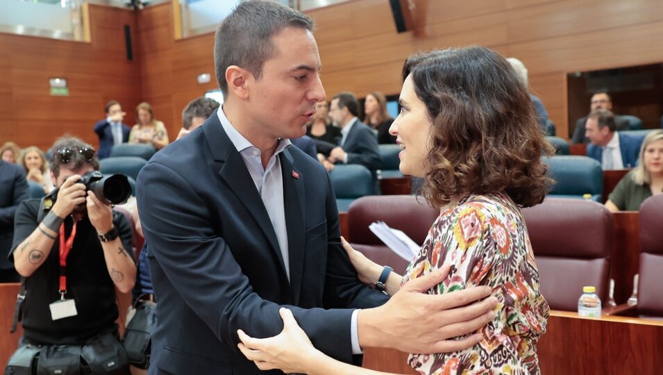 Juan Lobato, muy atento con Isabel Díaz Ayuso tras sufrir un aborto