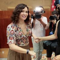 Isabel Díaz Ayuso y Mónica García tras haber hablado en la vuelta de Ayuso tras sufrir un aborto