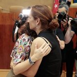 Isabel Díaz Ayuso y Mónica García se abrazan en la Asamblea de Madrid