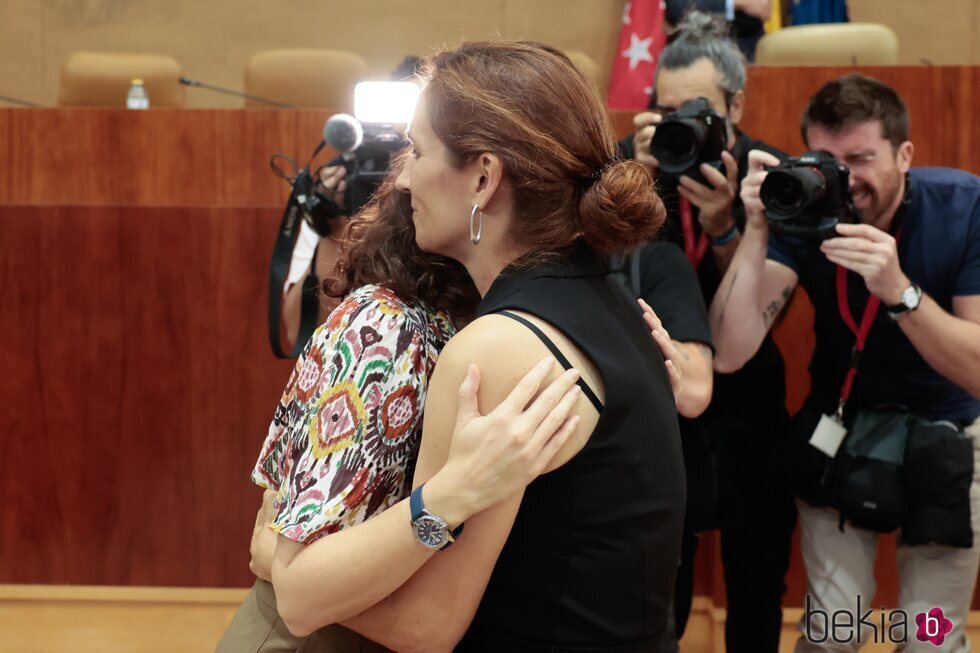 Isabel Díaz Ayuso y Mónica García se abrazan en la Asamblea de Madrid