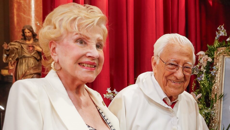 Marili Col y el Padre Ángel en el funeral de Carmen Sevilla