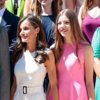 La Reina Letizia y la Infanta Sofía con sus compañeros del UWC Atlantic College de Gales en La Zarzuela