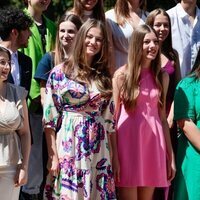 La Princesa Leonor y la Infanta Sofía, muy sonrientes en la audiencia con alumnos del UWC Atlantic College en La Zarzuela