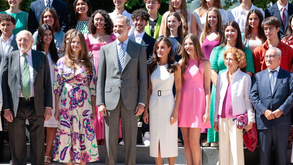 Los Reyes Felipe y Letizia y sus hijas Leonor y Sofía en la audiencia al Patronato de los Colegios del Mundo en La Zarzuela