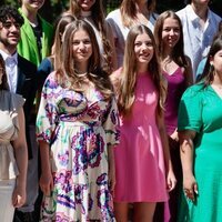 La Princesa Leonor con un vestido de Zara y la Infanta Sofía con un vestido de Sfera en la audiencia con alumnos del UWC Atlantic College en La Zarzuela