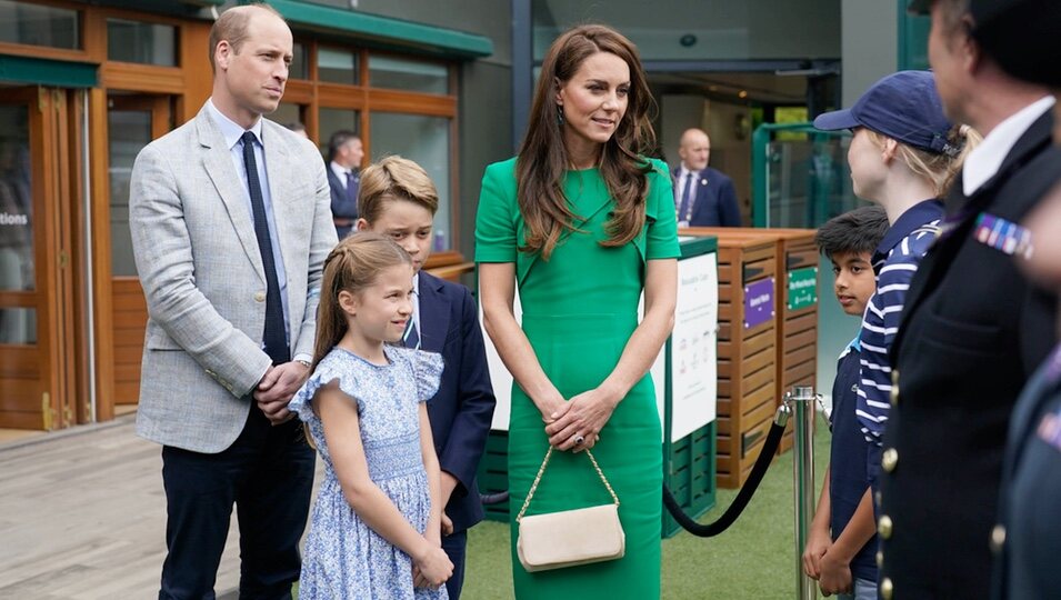 El Príncipe Guillermo y Kate Middleton y sus hijos George y Charlotte en la final de Wimbledon 2023