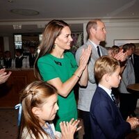 El Rey Felipe VI, el Príncipe Guillermo y Kate Middleton y sus hijos George y Charlotte en la final de Wimbledon 2023