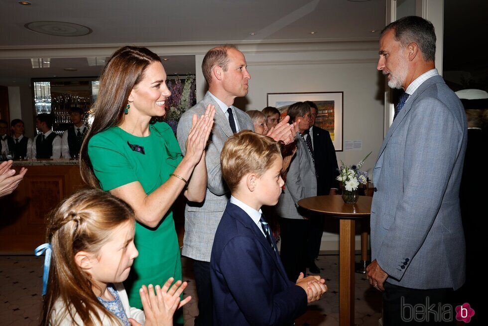 El Rey Felipe VI, el Príncipe Guillermo y Kate Middleton y sus hijos George y Charlotte en la final de Wimbledon 2023