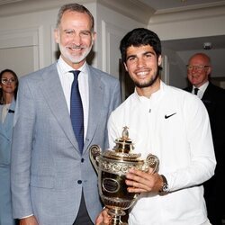 El Rey Felipe VI y Carlos Alcaraz con su trofeo de Wimbledon 2023