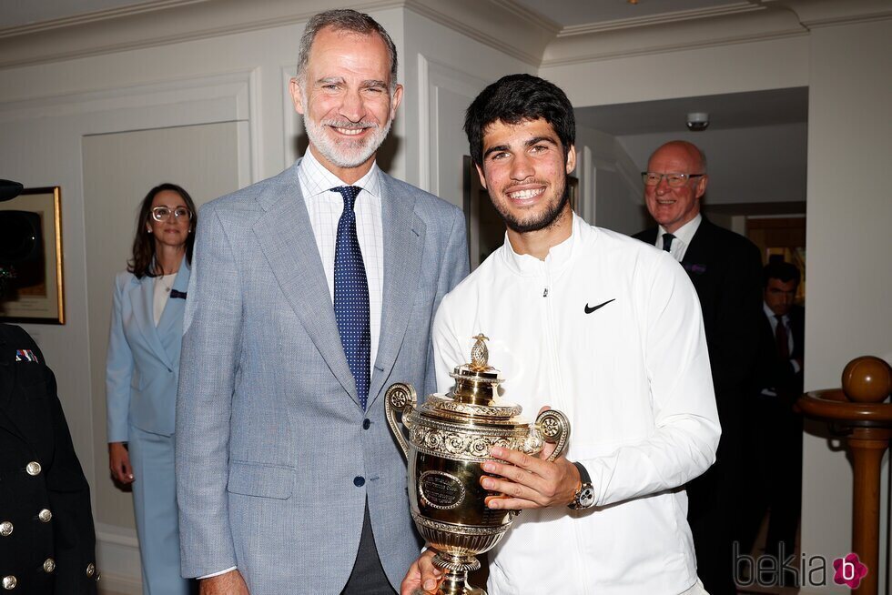 El Rey Felipe VI y Carlos Alcaraz con su trofeo de Wimbledon 2023