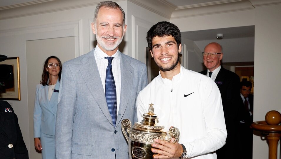 El Rey Felipe VI y Carlos Alcaraz con su trofeo de Wimbledon 2023