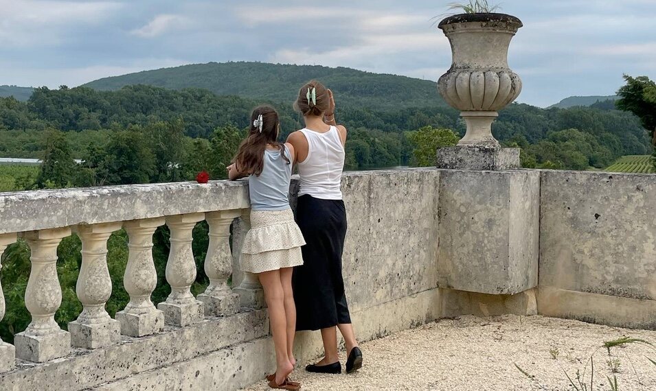 Athena de Dinamarca y Benedikte Thoustrup en el Castillo de Cayx durante unas vacaciones familiares