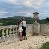 Athena de Dinamarca y Benedikte Thoustrup en el Castillo de Cayx durante unas vacaciones familiares