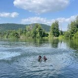 Nikolai de Dinamarca y Athena de Dinamarca bañándose en un lago durante sus vacaciones en el Castillo de Cayx