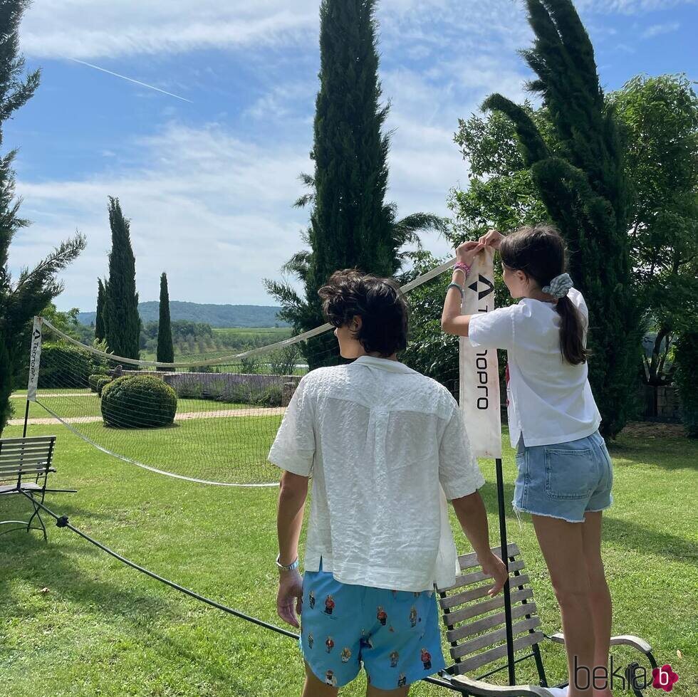 Nikolai de Dinamarca y Athena de Dinamarca durante unas vacaciones en el Castillo de Cayx